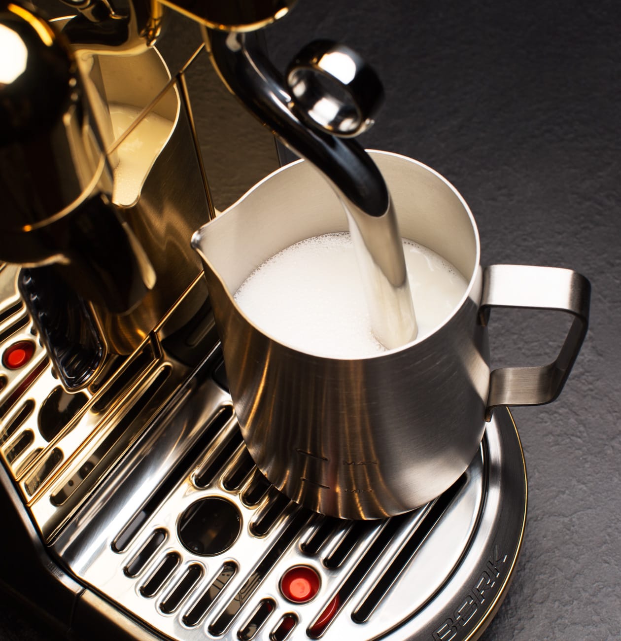Капсульная кофемашина C830 Creatista Plus Gold BORK