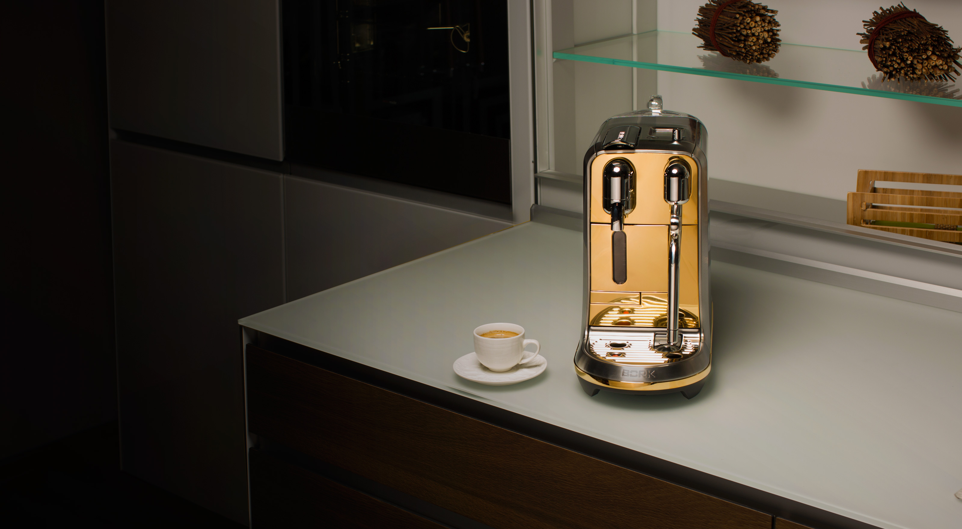 Капсульная кофемашина BORK C830 CreatistaPlus Gold — купить в официальном интернет-магазине БОРК