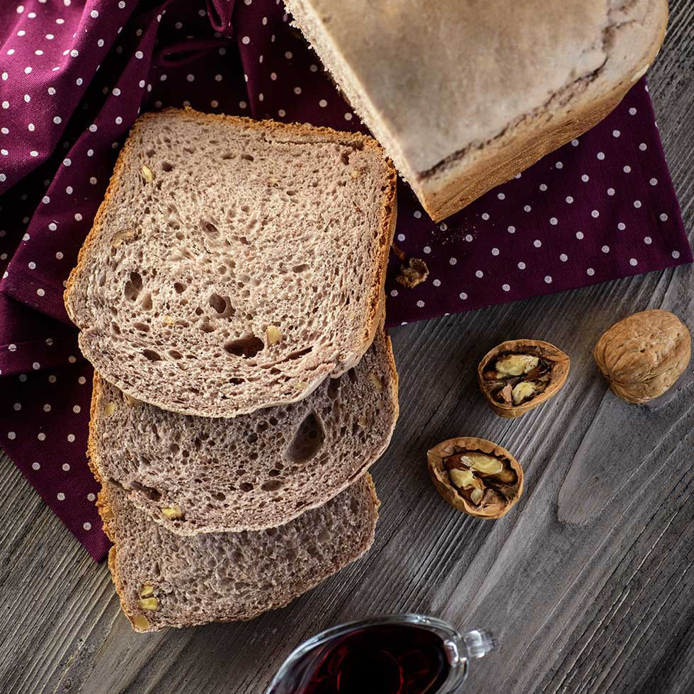 Французский хлеб с красным вином и орешками