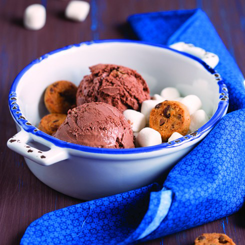 Шоколадное мороженое с зефиром и печеньем